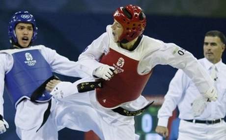 Novozélandský taekwondista Logan Campell (v erveném) na Olympijských hrách v Pekingu.