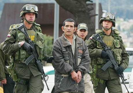 Kolumbijtí vojáci odvádjí jednoho z len Revoluních ozbrojených sil - ilustraní foto.