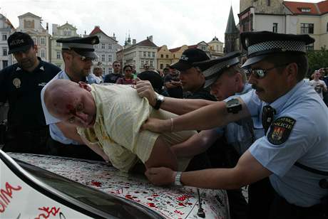 Policisté znekodují jednoho z taxiká po bitce na Staromstském námstí v Praze
