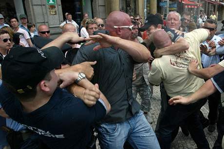 Taxikái se pi ervencových protestech proti praskému magistrátu poprali s mstskou policií.