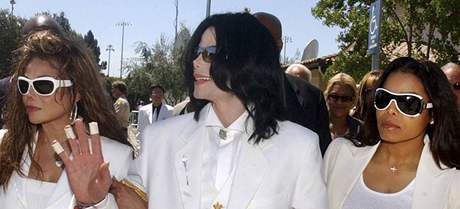 Michael Jackson spolu se svými sestrami. Vlevo La Toya, vpravo Janet. 