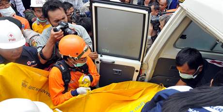 Záchranái po výbuchu bomb v hotelech v Jakart.