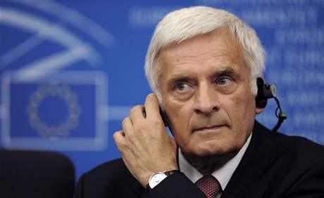 Pedseda Evropského parlamentu Jerzy Buzek.