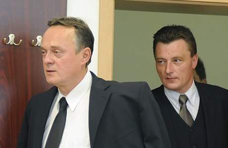 Bývalý poradce sociálndmokratických premiér Zdenk Doleel (vlevo) a úedník ministerstva emdlství Miloslav ehulka (vpravo)