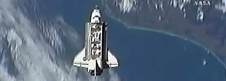 Raketoplán Endeavour ve vesmíru (sníená technická kvalita snímku, je poízený z videozáznamu)
