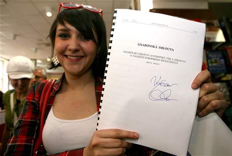 Na autogramiád v Brn pedloilo Václavu Klausovi nkolik student k podpisu symbolických 30 stran Lisabonské smlouvy, kterou on jako euroskeptik zatím nepodepsal.