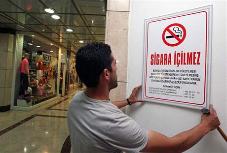V Turecku platí zákaz kouení v barech, restauracích a kavárnách.