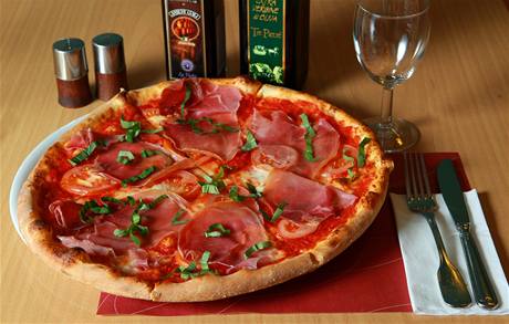Pizza Parma (185 Kč)