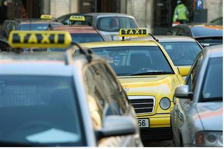 Protestní jízda vozidel TAXI Praha.