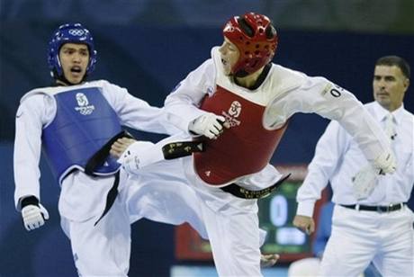 Novozélandský taekwondista Logan Campell (v červeném) na Olympijských hrách v Pekingu.