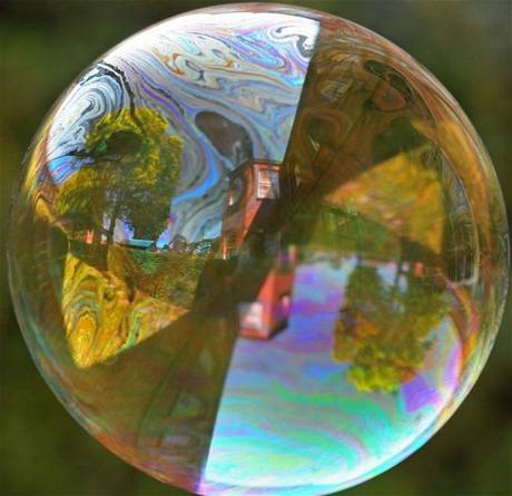 Richard Heeks strávil týdny fotografováním mýdlových bublin. Touto fotkou jeho soubor začíná.