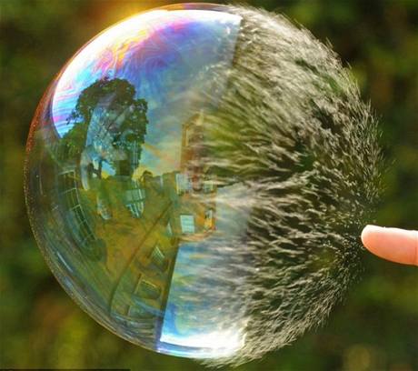Část bubliny se promění v malé kapičky, které zůstanou viset ve vzduchu.