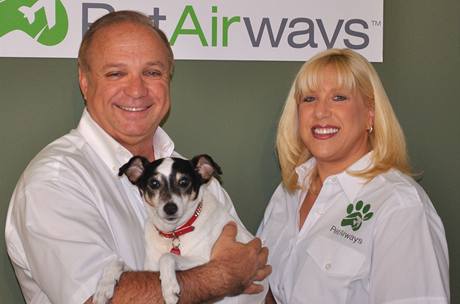 Personál společnosti Pet Airways, která přepravuje pouze zvířecí pasažéry.