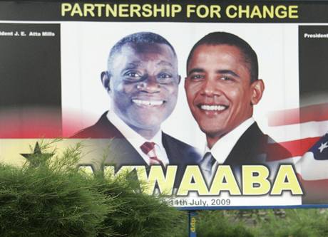 Ghanský prezident John Atta Mills (vlevo) na billboardu s Barackem Obamou.