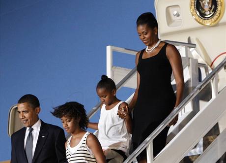 Americký prezident Barack Obama vystupuje z letadla se svou rodinou v africké Akke.