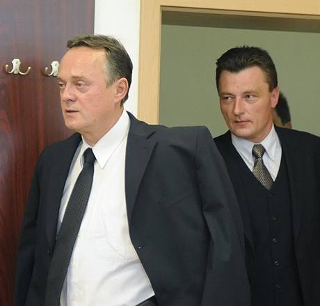 Bývalý poradce sociálndmokratických premiér Zdenk Doleel (vlevo) a úedník ministerstva emdlství Miloslav ehulka (vpravo)
