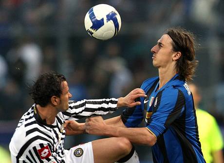 Zlatan Ibrahimovi (vpravo), hvzda Interu v boji o mí v zápase s Udine.