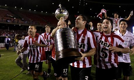 Fotbalisté Estudiantes slaví s trofejí. 