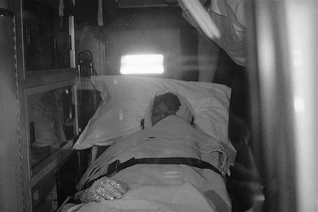 Zábr z roku 1984, kdy zranného Michaela Jacksona peváejí do nemocnice
