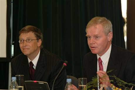 Zbynk Fiala jet jako éfredaktor asopisu Ekonom moderuje diskuzi s Billem Gatesem.