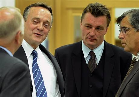 V kauze Budiov jsou z vydírání obalováni bývalý poradce sociálndemokratickcý premiér Zdenk Doleal (vlevo) a úedník ministerstva zemdlství Miloslav ehulka (vpravo).