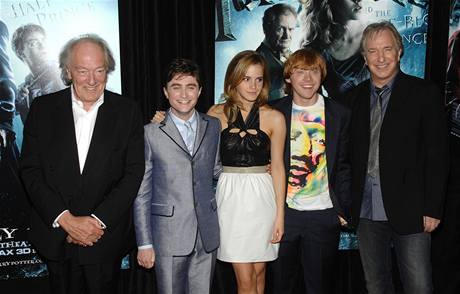 Představitel Brumbála (vlevo) a hlavní hrdinové filmů o Harrym Potterovi.