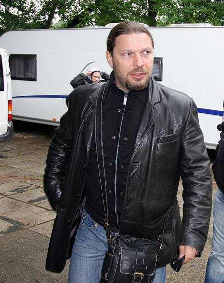 Zp�vák Petr Kolá�