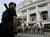 Indonéská policie steí vchod do hotelu Ritz-Carlton
