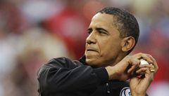 Obama si vyzkoušel první nadhoz, míček sotva doletěl
