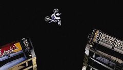 Motocrossová hv�zda Robie Maddison p�esko�ila mezi v�emi Tower Bridge.