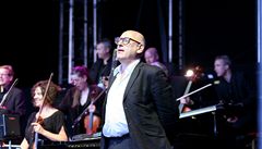 Michael Nyman Band z Velké Bratánie zahájil letos 8. ro�ník festivalu Colours of Ostrava. Nyman je známý tv�rce zejména filmové hudby. Z jeho dílny je nap�íklad hudba k filmu Piano. 