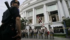 Indonéská policie st�e�í vchod do hotelu Ritz-Carlton