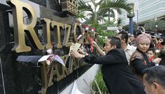 Lidé pokládají kv�tiny k hotelu Ritz-Carlton v Jakart�