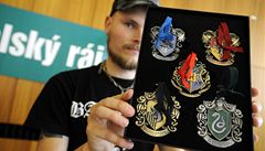 P�iznivci Harryho Pottera �ekali na p�lno�ní premiéru v Kulturním dom� Ládví v Praze.