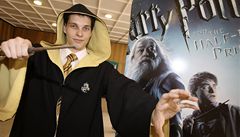 Přiznivci Harryho Pottera čekali na půlnoční premiéru v Kulturním domě Ládví v Praze.