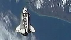 Raketoplán Endeavour ve vesmíru (sníená technická kvalita snímku, je poízený z videozáznamu)