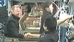 Astronauti v Endeavouru (sníená technická kvalita, snímek je pevzat z videozáznamu)