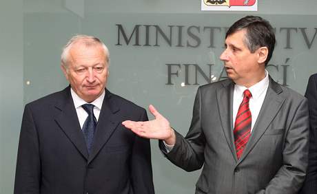 Premiér pedává ministerstvo financí do rukou Eduarda Janoty