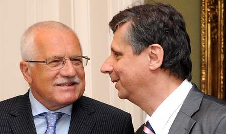 Prezident Václav Klaus (vlevo) pijal 28. ervence v Praze na pracovní schzce pedsedu vlády Jana Fischera.