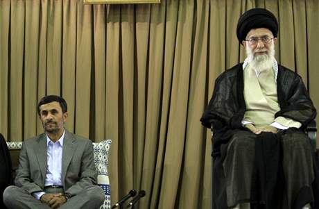 Ahmadíneád a Chameneí