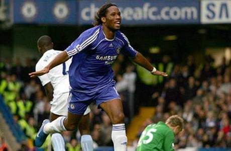 Didier Drogba pokoil obranu i brankáe Manchesteru City.