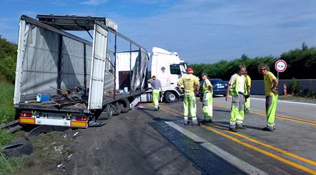 Nehoda kamionu zablokovala 21. ervence brzy ráno provoz na 137. kilometru dálnice D1 mezi Velkým Meziíím a Mínem. Na vozovku se vysypal náklad. Dva lidé se ván zranili. 