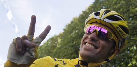 Gesto vítzného Contadora. 