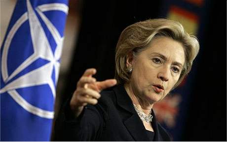 Hillary Clintonová v Bruselu. Americká ministryn se dokala srdeného pijetí.