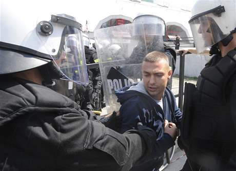 Nepokoje v Polsku - policie se stetla se stánkai.
