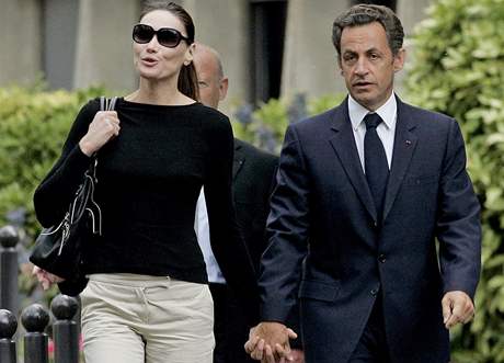 Nicolas Sarkozy odchází z nemocnice se svou enou Carlou
