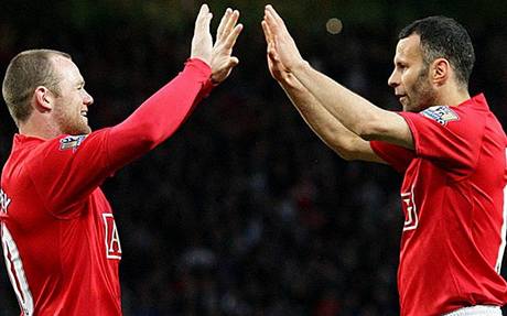 Radost Rooneyho (vlevo) a Giggse, hvzd Manchesteru United.