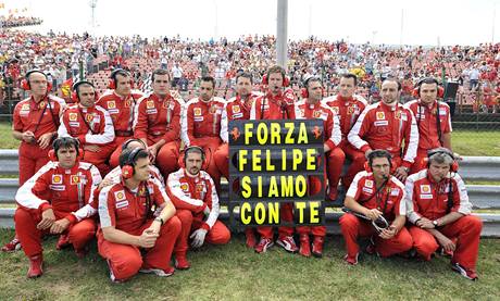 Tým Ferrari stojí za Massou.