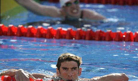 Zamračený Michael Phelps, vpozadí Phelps.