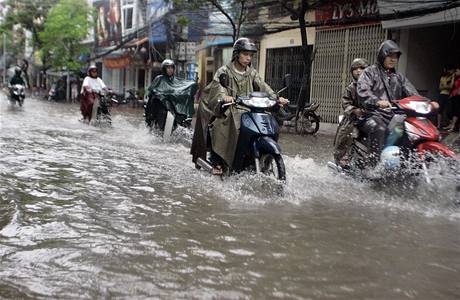 Záplavy a katastrofická sucha. Dopady globálního oteplování jsou patrné po celém svt. (nedávné záplavy ve vietnamské Hanoji) 